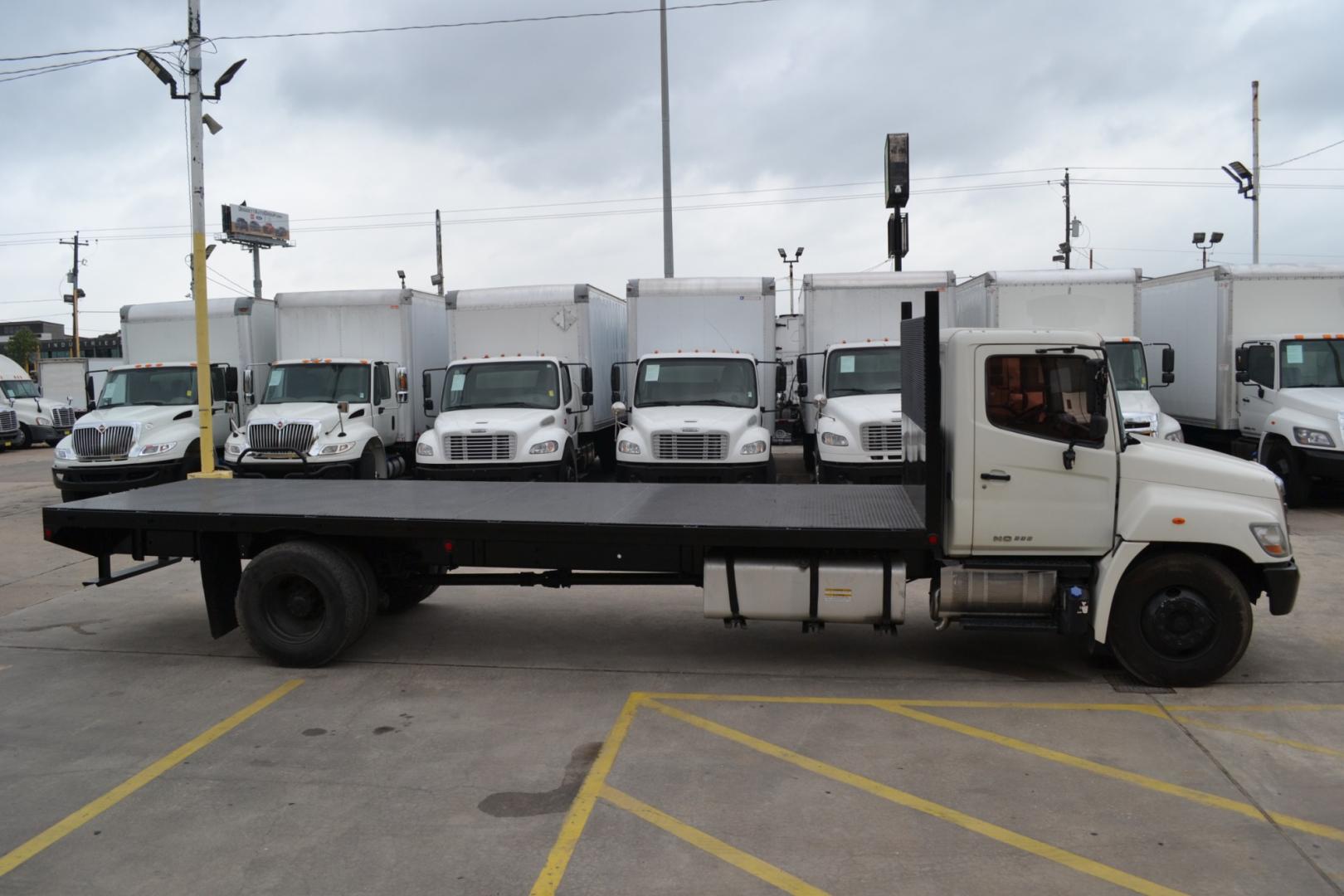 2012 WHITE HINO 338 with an HINO J08E-VB 8L 260HP engine, 6SPD MANUAL transmission, located at 9172 North Fwy, Houston, TX, 77037, (713) 910-6868, 29.887470, -95.411903 - 24FT FLATBED, 33,000LB GVWR ,98" WIDE , TOOL BOX, 90 GALLON FUEL TANK, SPRING RIDE, COLD A/C , CRUISE CONTROL, POWER WINDOWS & LOCKS - Photo#3